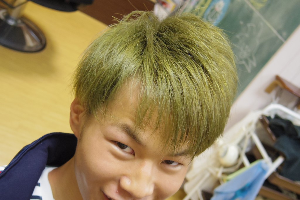 緑色に染まった髪