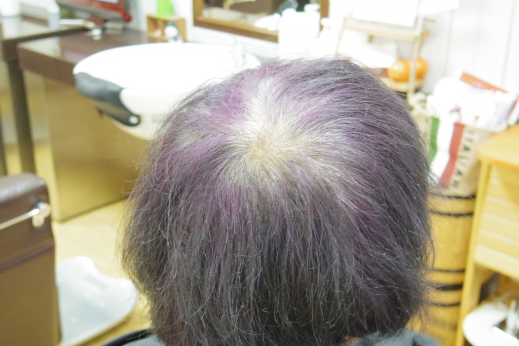 紫色の髪